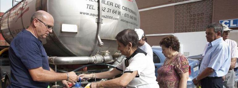 Vecinos de Loreto recogen agua de un camión cisterna