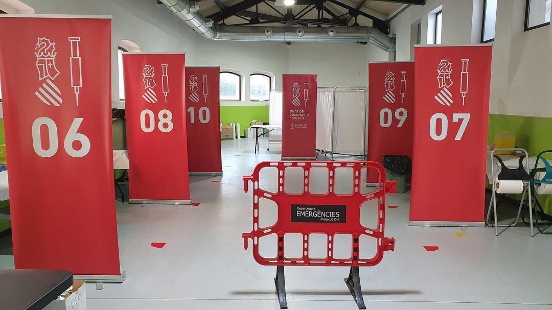 El Complejo Deportivo Eduardo Latorre de Alcoy sigue acogiendo la vacunación masiva contra la COVID-19.