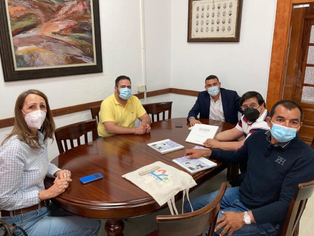 Braulio firmando el convenio con el Ayuntamiento de Teguise.