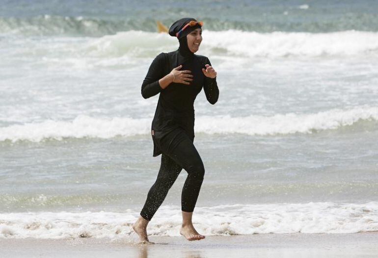 Una bañista con &#039;burkini&#039;, prenda que se comienza a prohibir en las algunas playas francesas