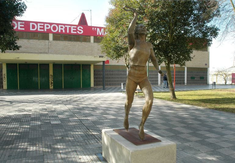 Estatua de Marta Domínguez en su ubicación primigenia