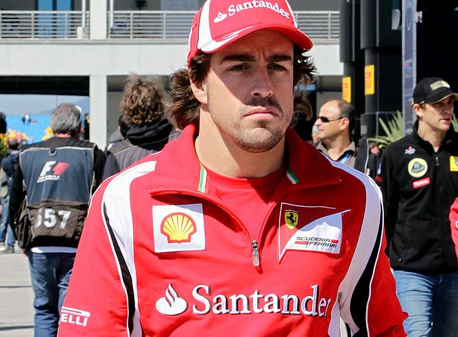 Fernando Alonso camina por el paddock al comienzo de los entrenamientos libres del Gran Premio de Turquía