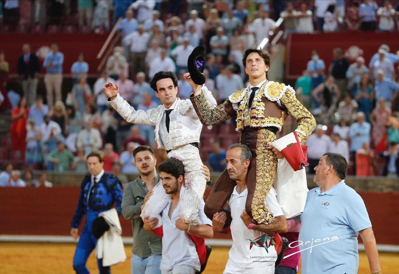 Lagartijo y Roca Rey a hombros.