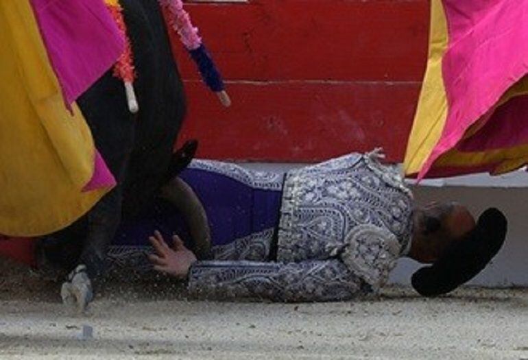 Imagen de la cogida del banderillero segoviano en la plaza de Sanit Martin de Creu