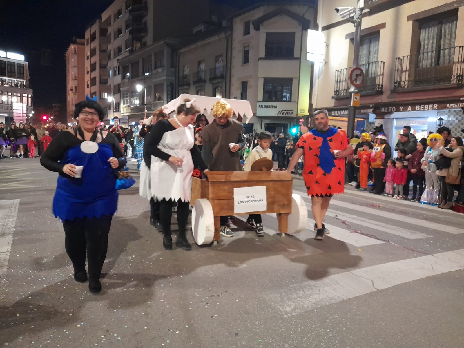 Desfile Carnaval Aranda 2023 la familia Picapiedra