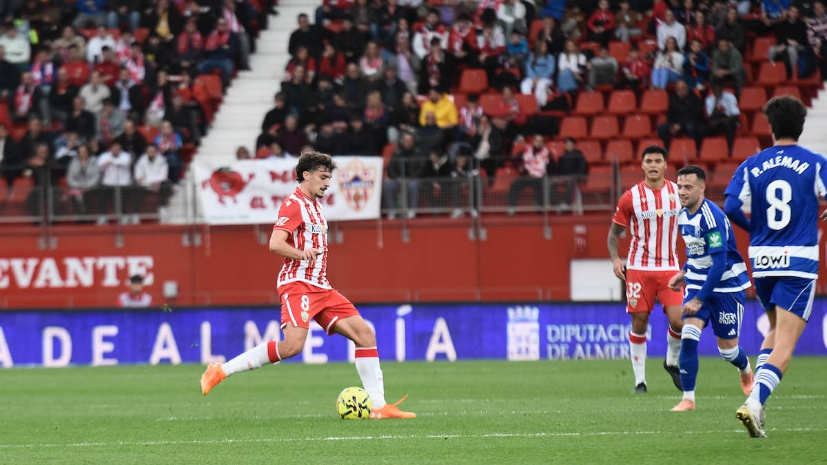 Guedes pide paso al once mientras el Almería se desangra por dentro