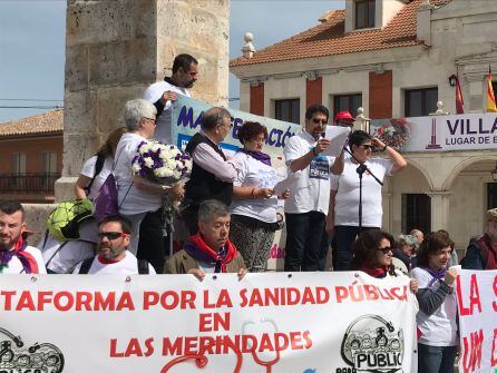 El portavoz de la plataforma del Bierzo y Laciana da lectura al manifiesto en Villalar