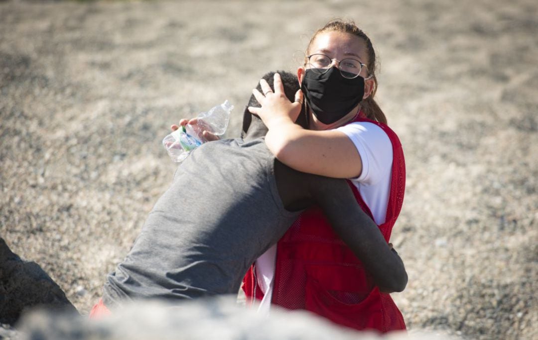 Luna abraza a un migrante en Ceuta.