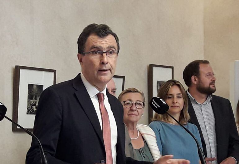 El alcalde José Ballesta, durante la firma del acuerdo con Ciudadanos para los presupuestos municipales de 2018.