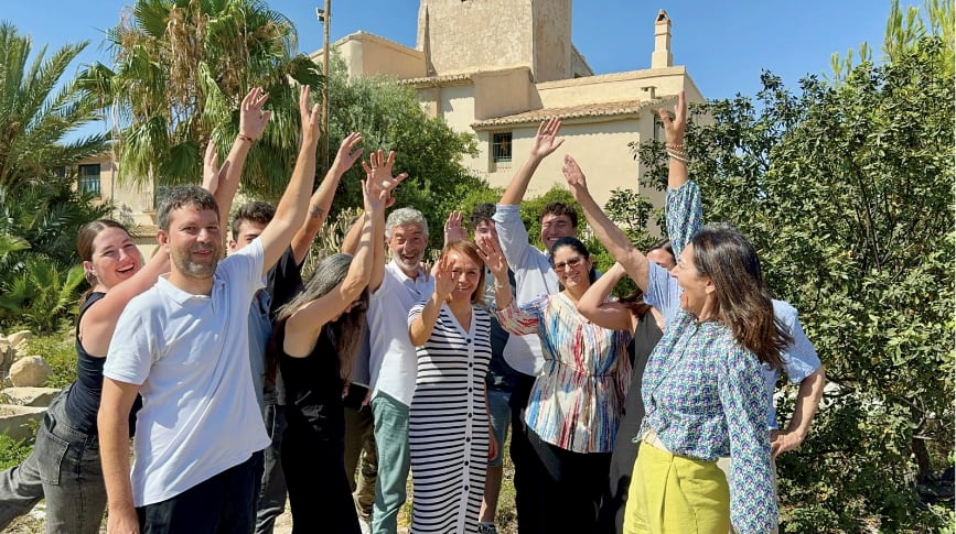 Parte del equipo de 1MillionBot celebra el Premio Nacional de Informática 2024 en su sede en Torre Juana IA Hub