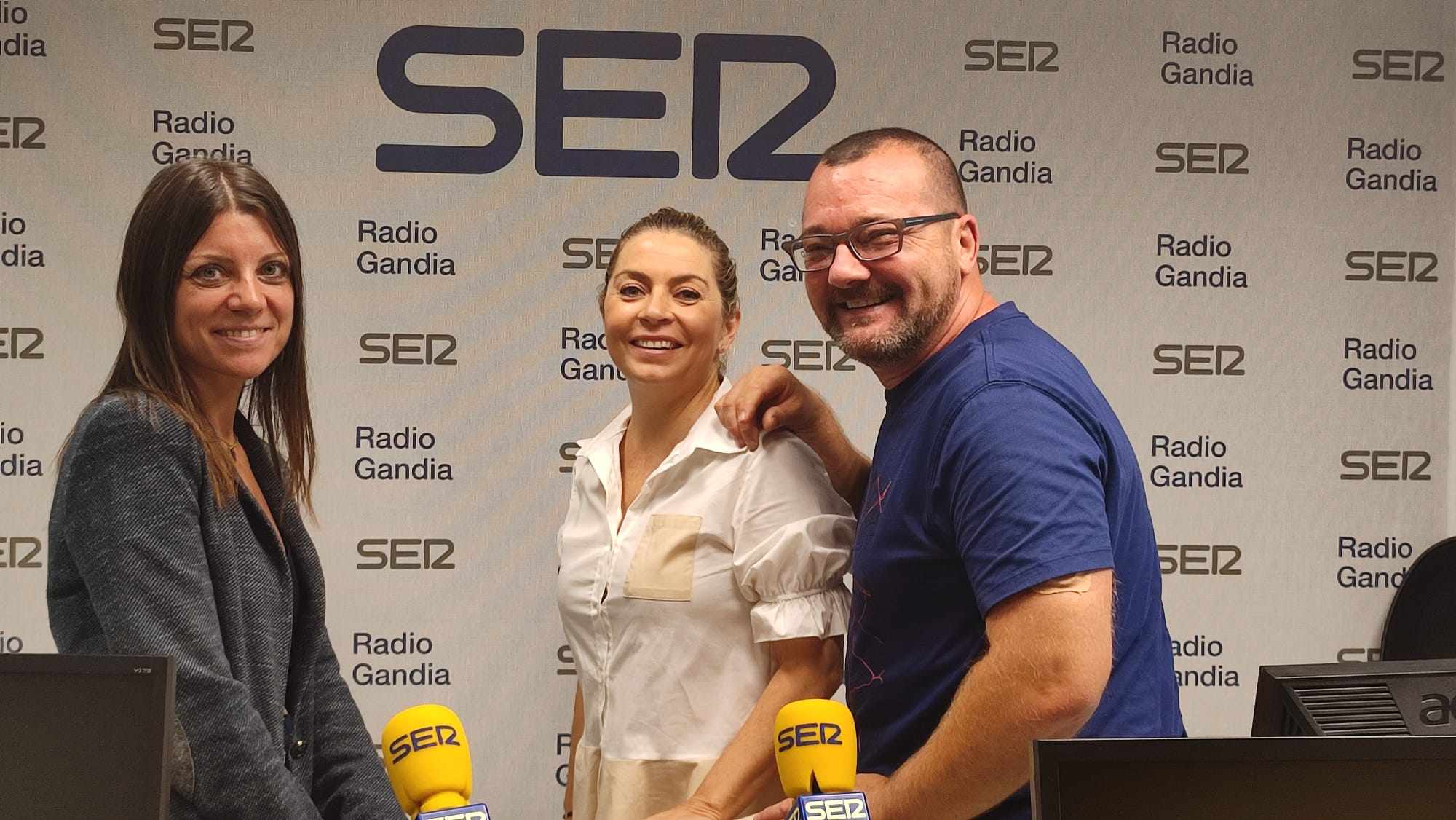Begoña del Prado, responsable de Comunicación de Cáritas Gandia, Elena Moncho, la concejala de Comercio, Elena Moncho junto al periodista Daniel Ardid en los estudios de Radio Gandia SER.