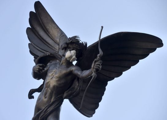 La estatua de Eros en la plaza de Picadilly Circus en Londres (Reino Unido) luce una máscara durante una protesta contra la polución.