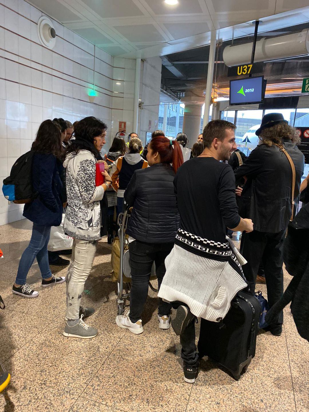 Los pasajeros afectados esperando en el Aeropuerto de Barcelona