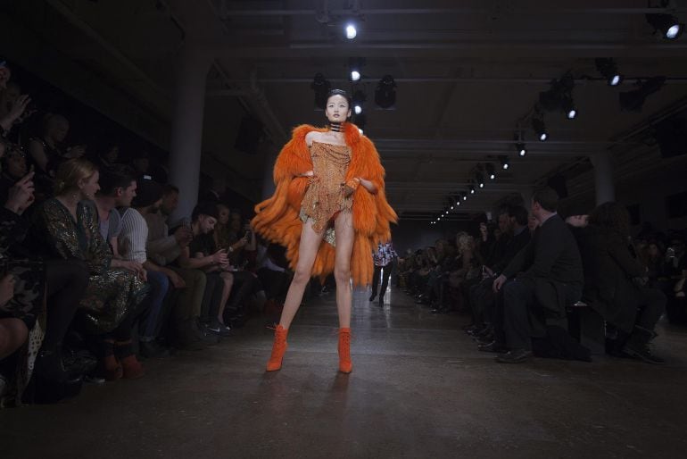 Una modelo participa en la pasarela del New York Fashion Week