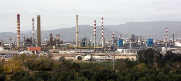 Panoràmica de les instal·lacions de la Química i la Refineria que Repsol té al polígon nord de Tarragona. 