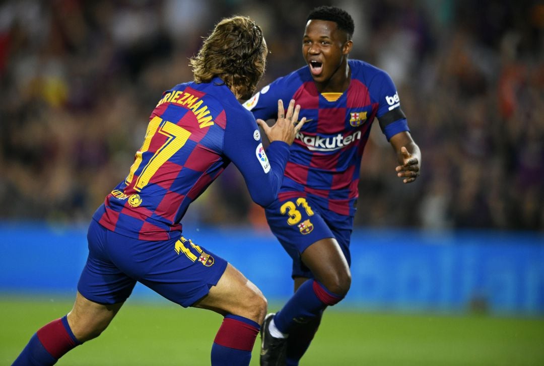 Ansu Fati y Griezmann celebran el primer gol del Barcelona - Valencia