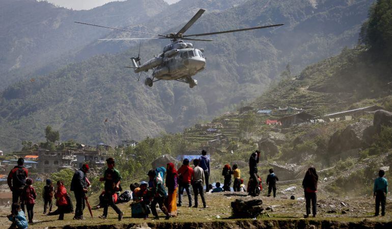 Un helicóptero del ejército indio aterriza en la aldea de Barpak en el distrito de Gorkha (Nepal).