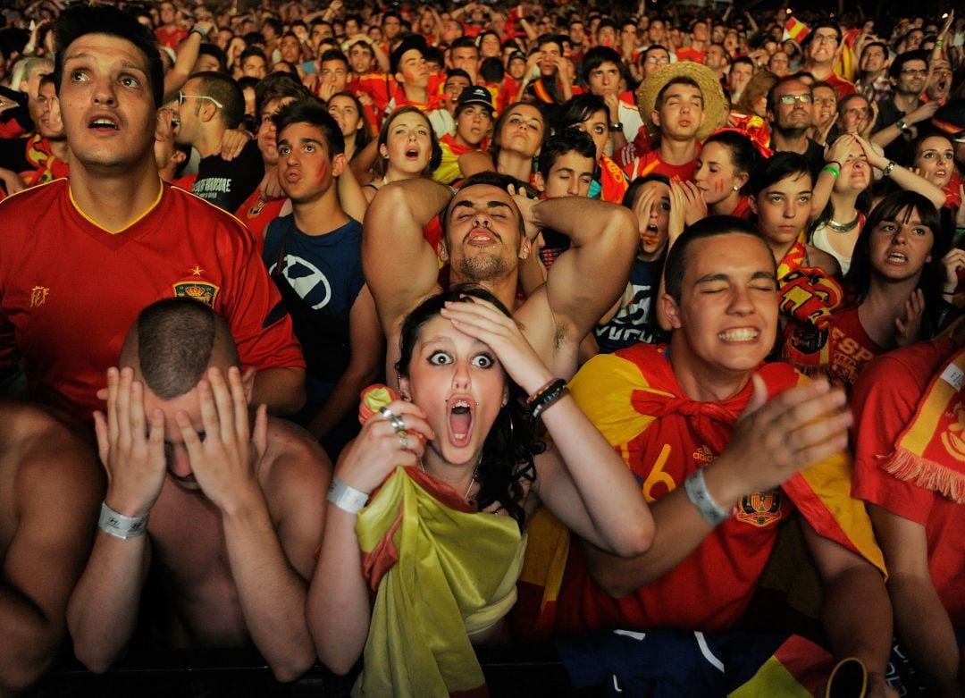 Aficionados de la selección española a las puertas de un estadio