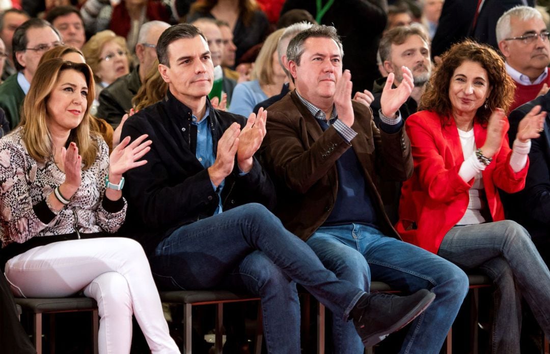 El presidente del Gobierno y secretario general del PSOE, Pedro Sánchez, la secretaria general de los socialistas andaluces, Susana Díaz (, y la ministra de Hacienda, María Jesús Montero (d), en un acto preelectoral este sábado en Sevilla