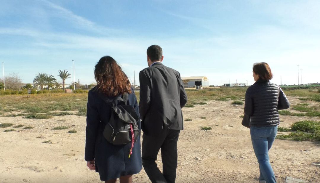 El alcalde en los terrenos del segundo centro de salud de Altabix