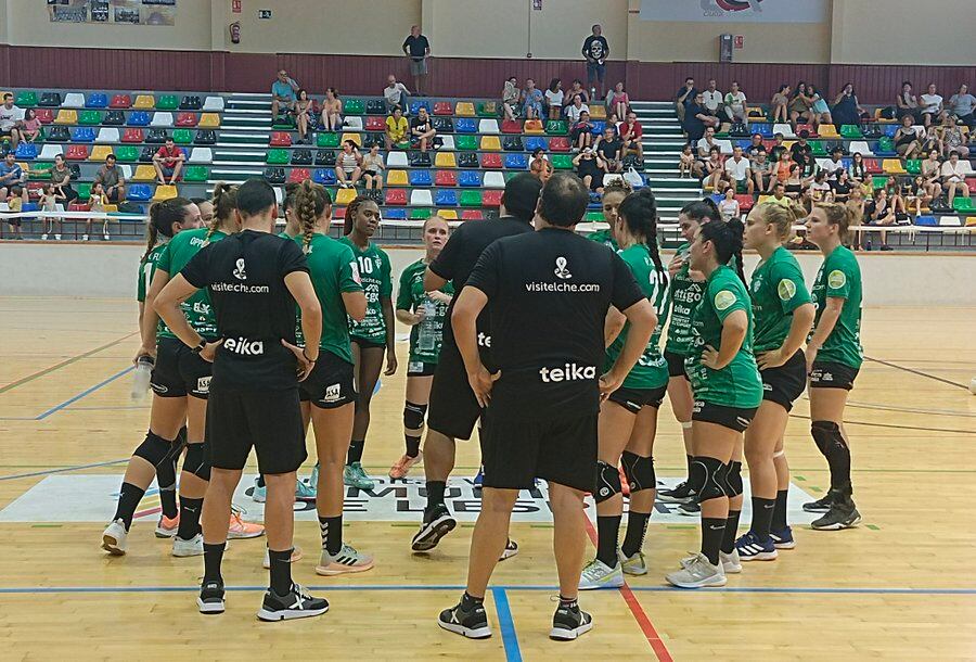 Joaquín Rocamora charla con las jugadoras del Elche antes de un partido