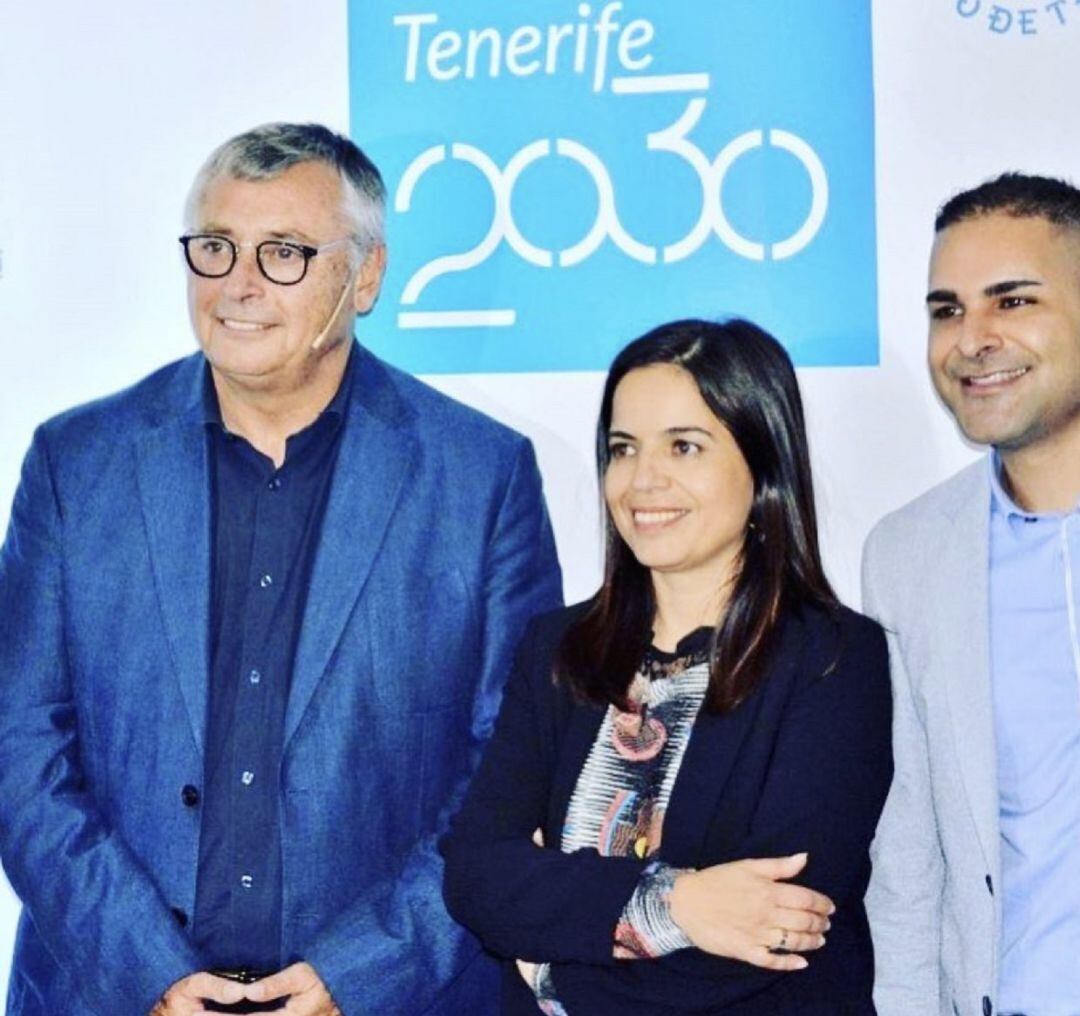 Michael Robinson, junto a Lourdes Santana y Manoj Daswani en Tenerife en 2016.