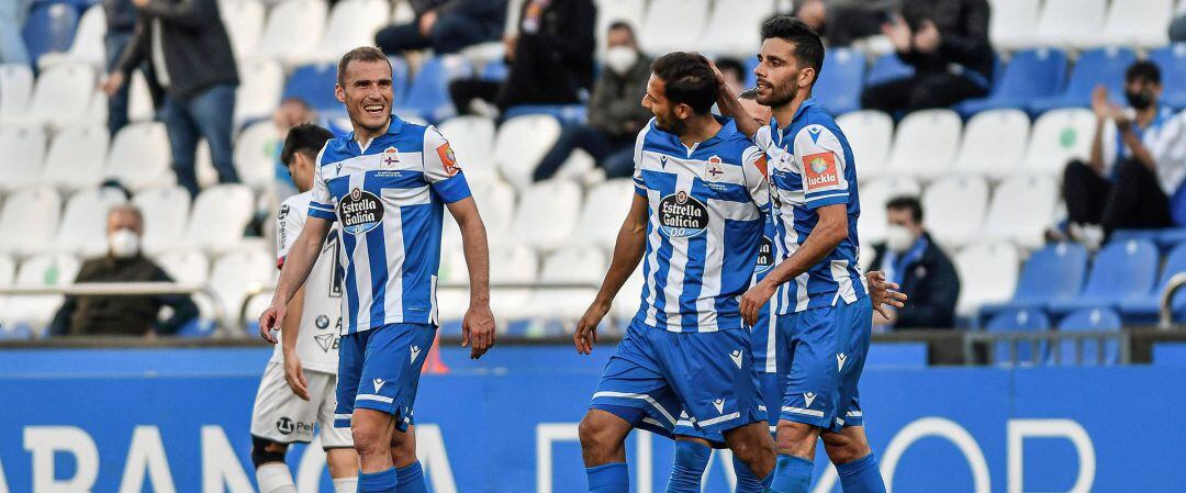 Los jugadores del Depor celebran uno de los goles