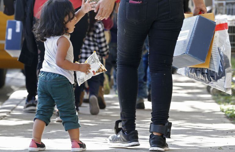 Familias migrantes son procesadas en la Estación Central de Autobuses antes de ser trasladadas a Caridades Católicas hoy, martes 26 de junio de 2018, McAllen, Texas (EE.UU.).