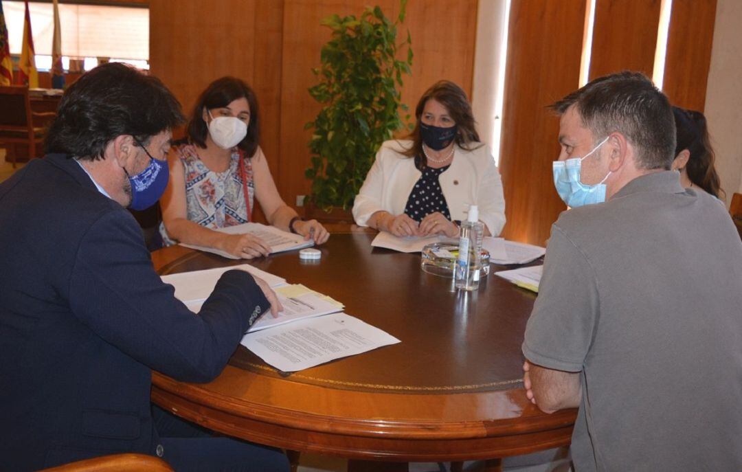 Imagen de la reunión mantenida en Alcaldía con la dirección del instituto