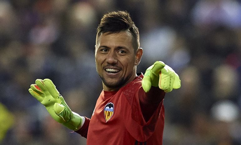 Diego Alves da órdenes durante un encuentro de esta temporada