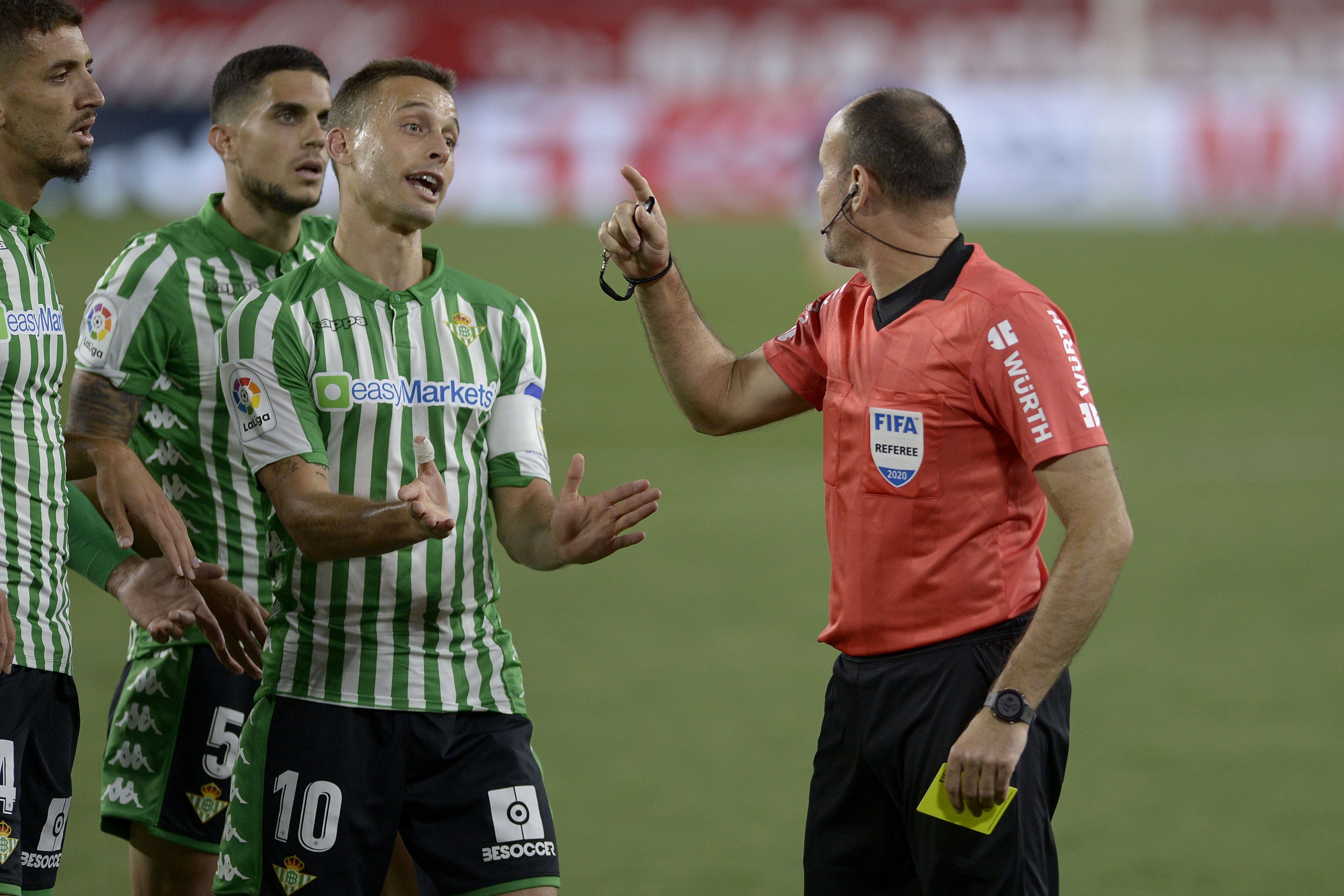 Canales habla con Mateu Lahoz, en un Sevilla - Betis, en 2020.