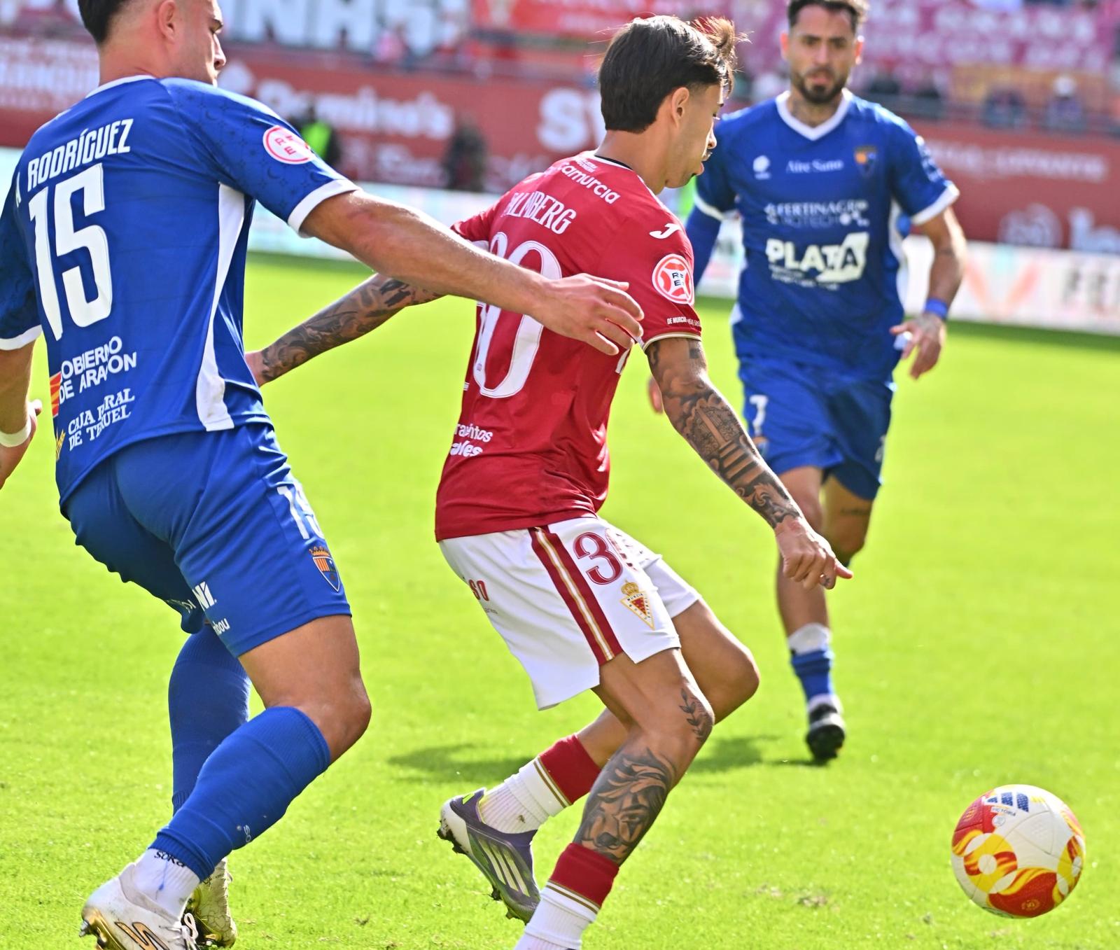 Joao Pedro Palmberg, jugador del Real Murcia, controla la pelota ante el Teruel.