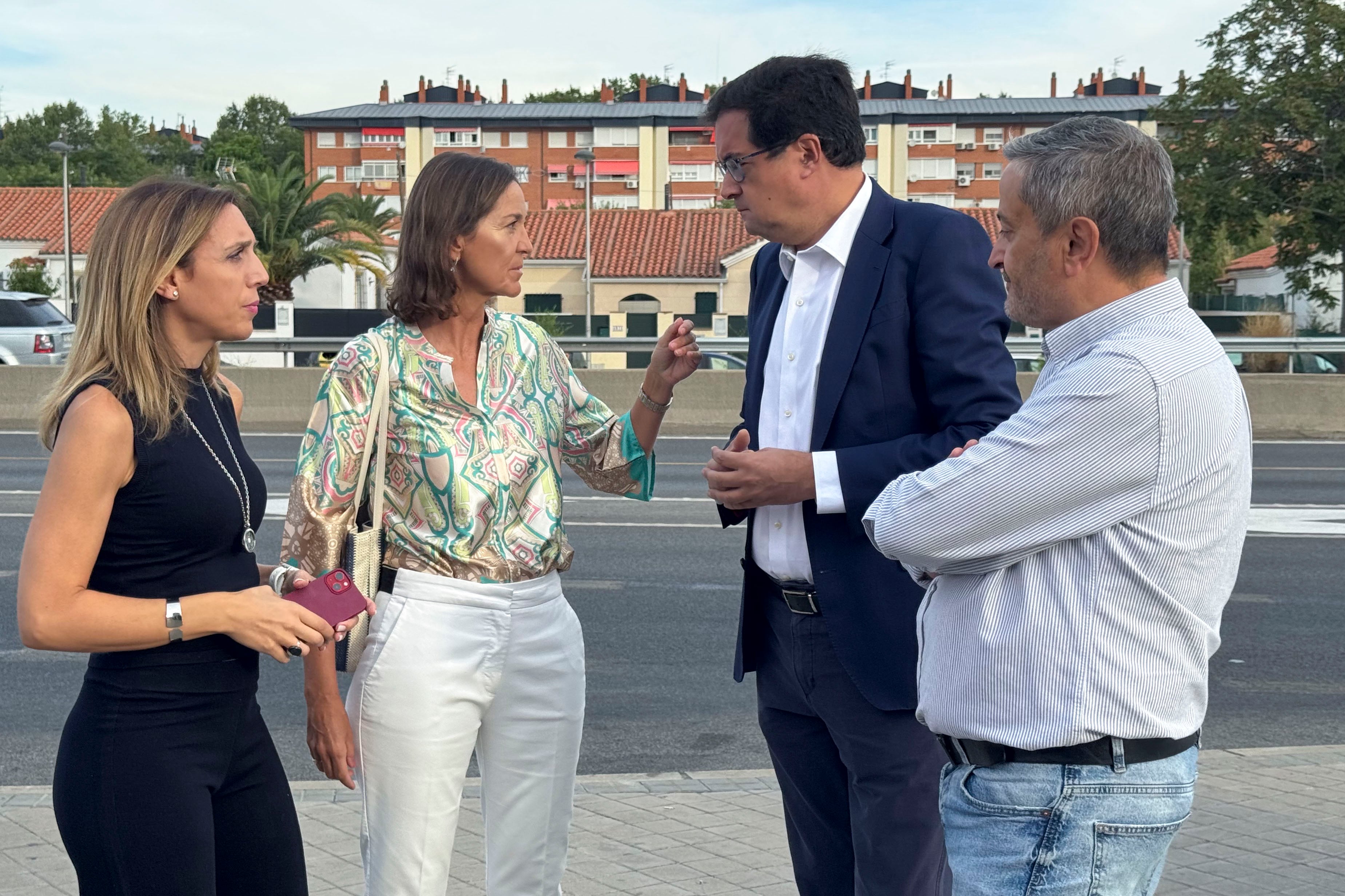 MADRID, 29/08/2025.- El secretario general del PSOE-M, Óscar López (2d), la alcaldesa de Alcorcón, Candelaria Testa (i), y la portavoz del grupo socialista en el Ayuntamiento de Madrid, Reyes Maroto (2i), conversan mientras visitan este viernes el intercambiador de Cuatro Vientos.EFE/ Nahia Peciña
