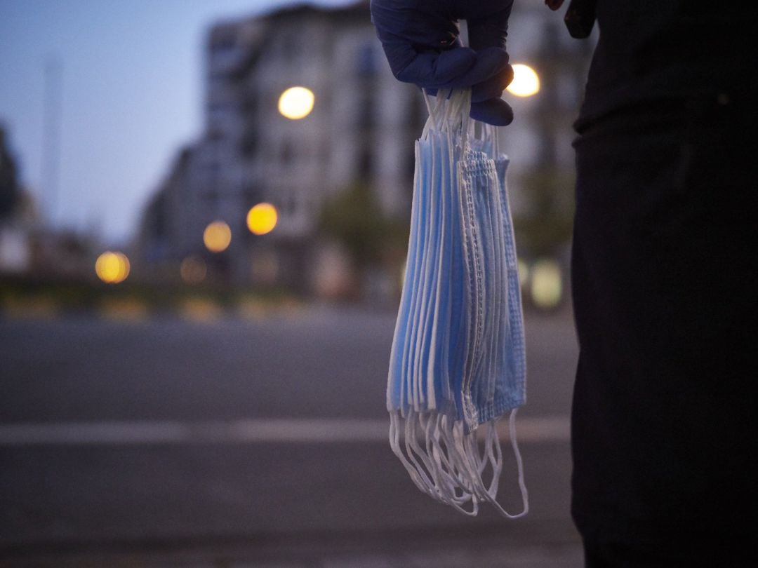 Un policía nacional se prepara para entregar mascarillas a los pasajeros de transporte público urbano de Pamplona el 14 de abril de 2020.