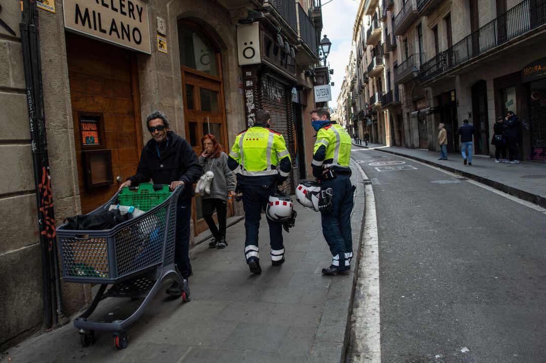 Agents dels Mossos patrullant per un carrer de Barcelona