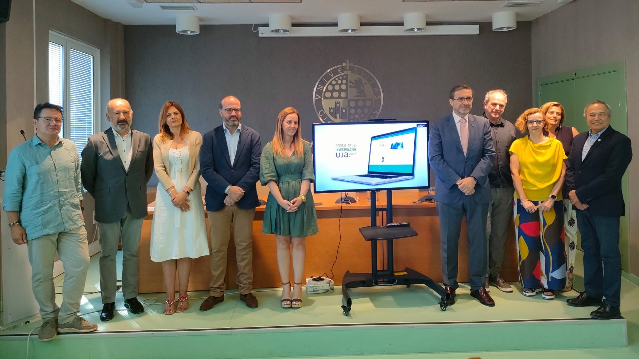 El rector de la UJA, Juan Gómez (quinto por la derecha), junto a su equipo de gobierno durante la presentación del portal de investigación de la universidad.