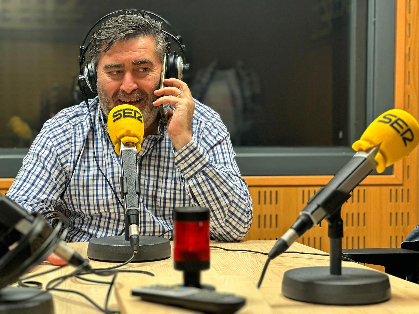 El chef Alberto Villegas en los estudios de Radio Palencia