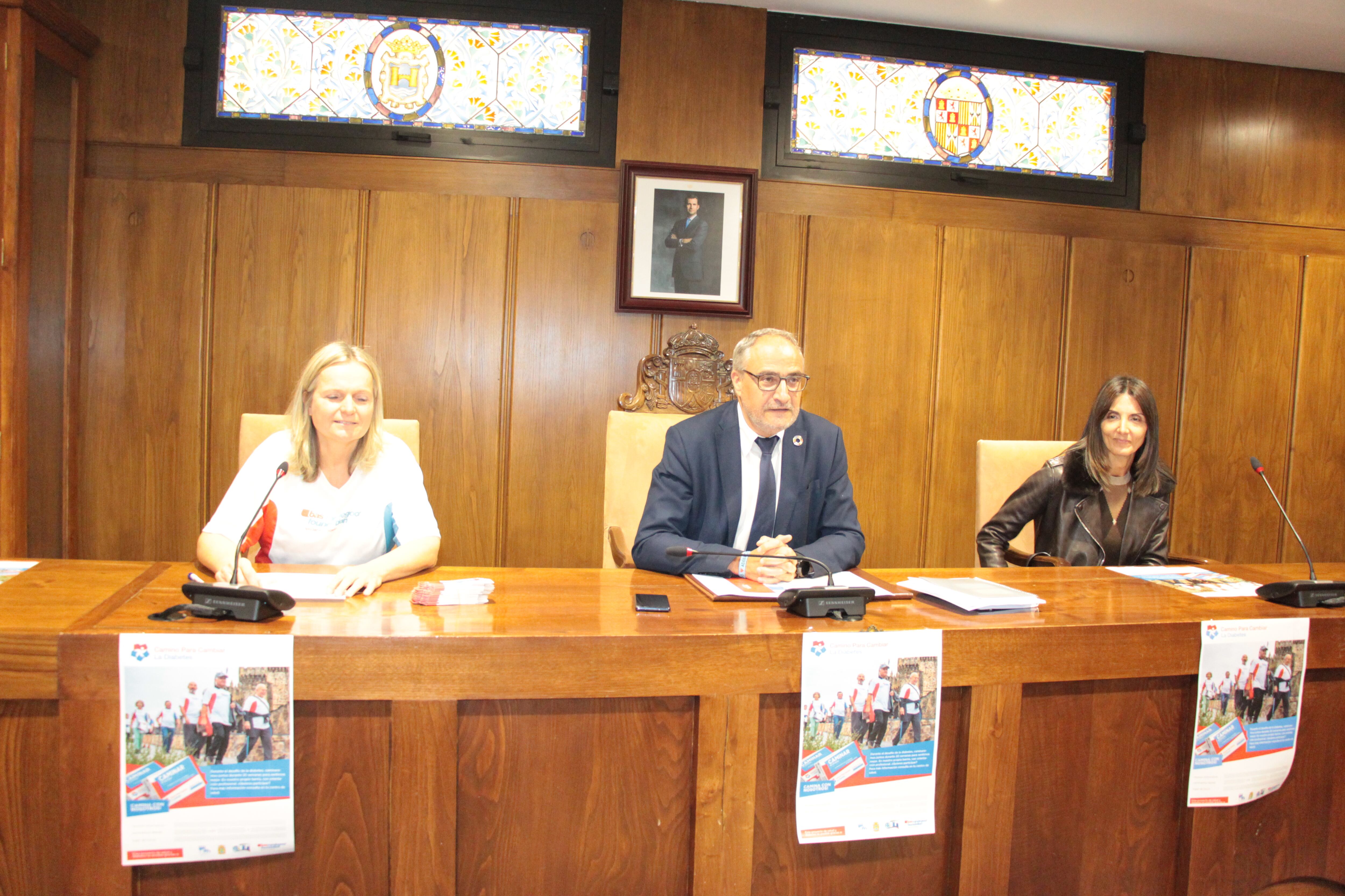 La directora de la Fundación, Petra Seegers, el alcalde de Ponferrada, Olegario Ramón y la directora de Atención Primaria de la Gasbi, Isabel González