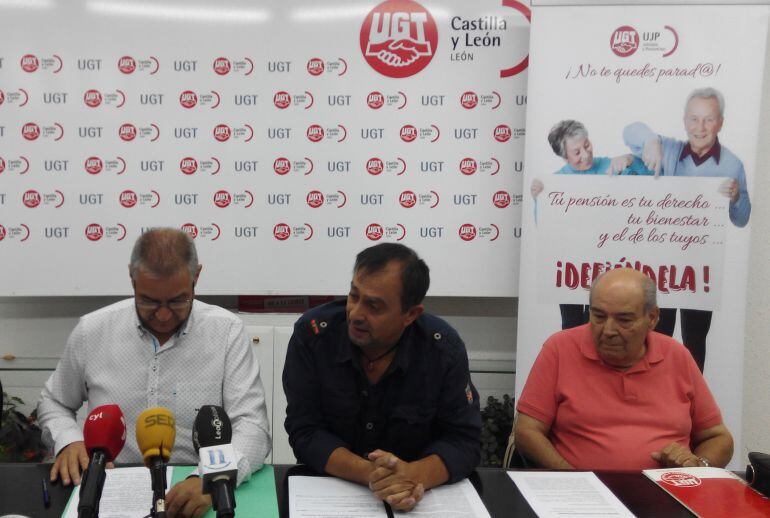 El Delegado Provincial de UGT-León, Enrique Reguero (en el centro), durante una rueda de prensa
