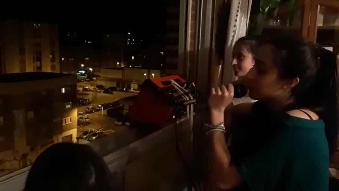 Ainhoa Gelado cantó cada tarde desde la ventana