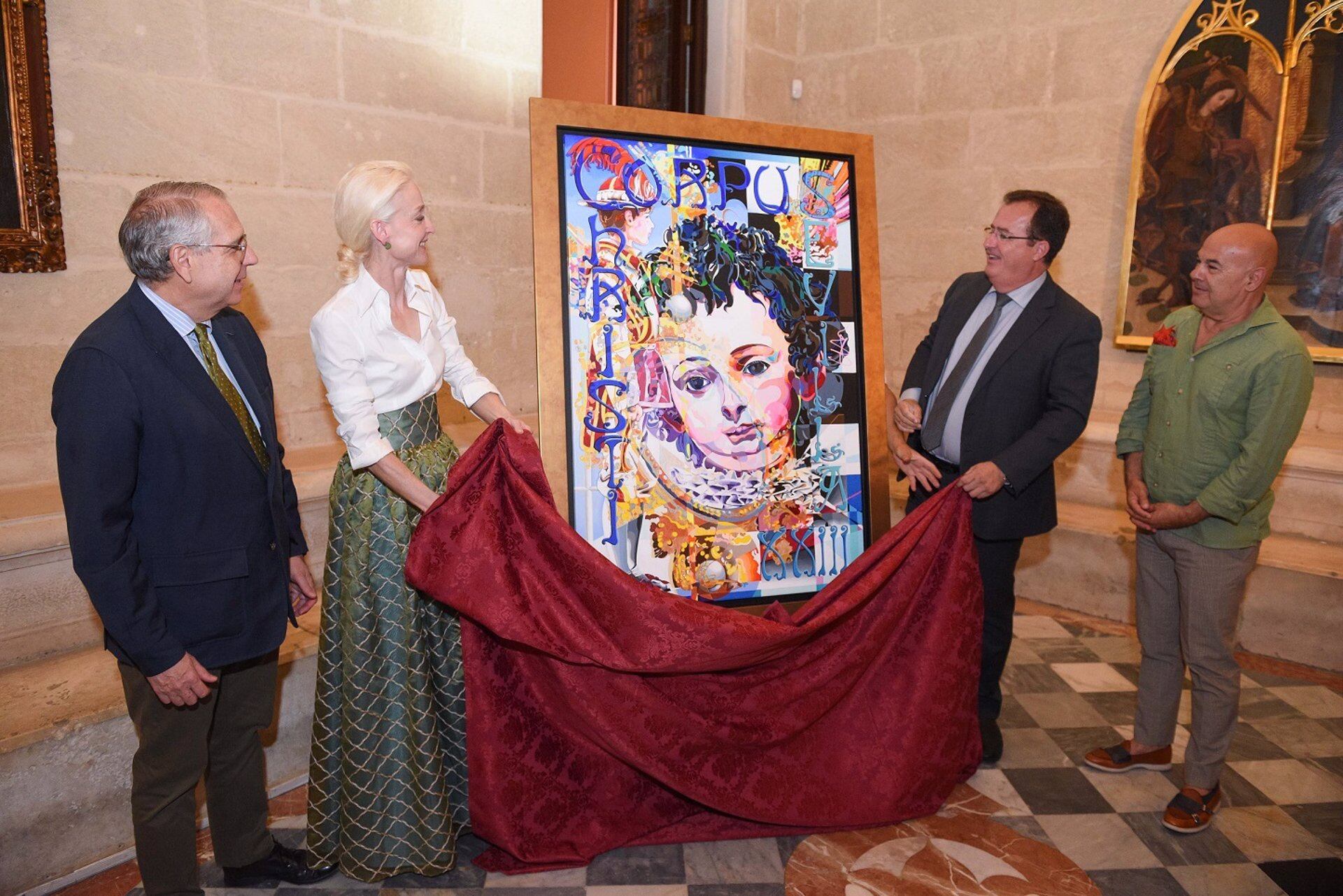 El delegado de Fiestas Mayores, Juan Carlos Cabrera (segundo por la derecha), descubre el cartel del Corpus Christi, obra de la artista alemana Uta Geub, en el Ayuntamiento de Sevilla