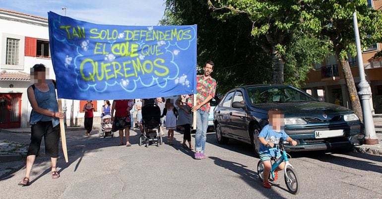 Manifestación de padres y madres del colegio Montelindo en Bustarviejo