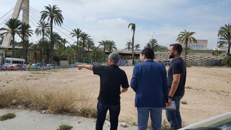 Solar donde se pide habilitar un aparcamiento