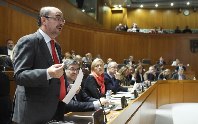 Javier Lambán durante una sesión en las Cortes de Aragón