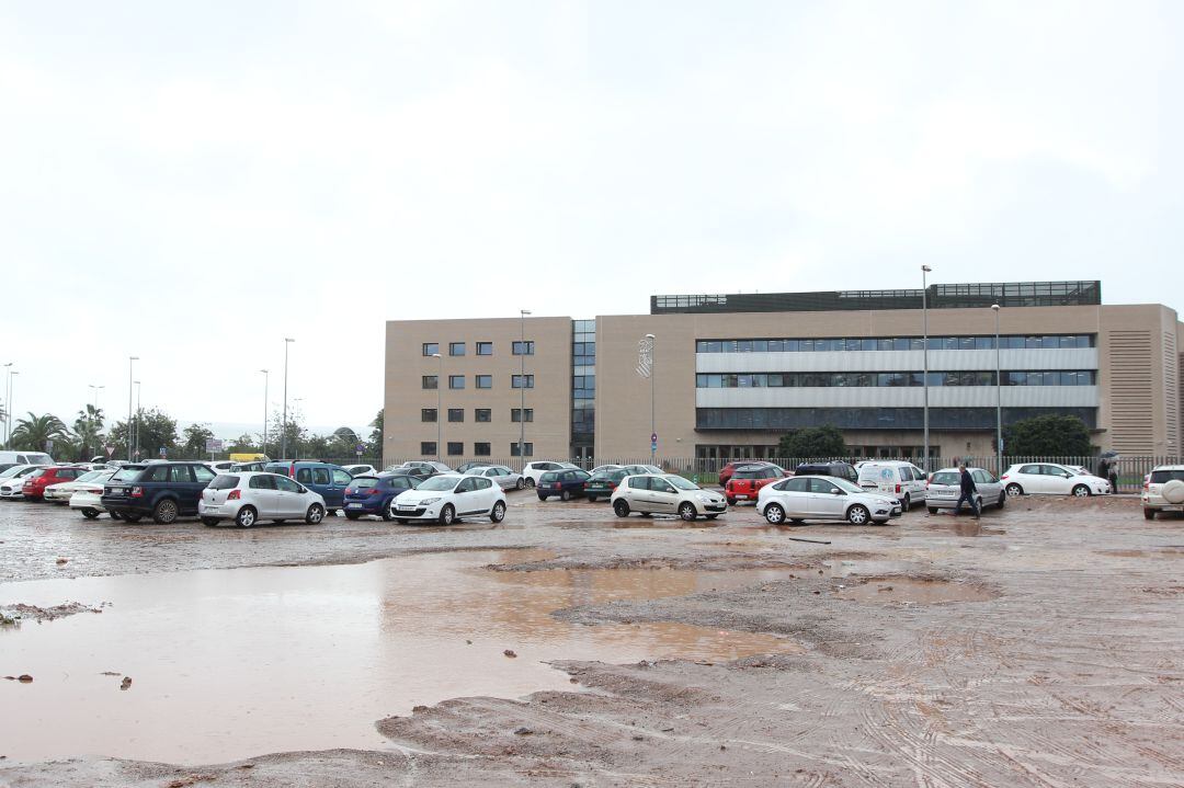 Explanada frente la ciudad de la justicia tras unas precipitaciones