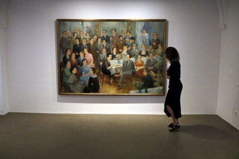 Una visitant davant el quadre "La colla" d'Olga Sacharoff