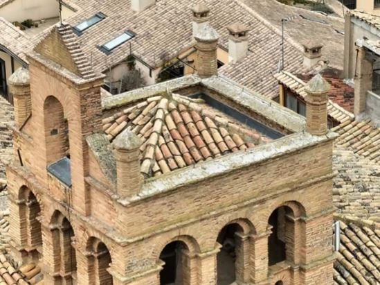 Torreón norte del Ayuntamiento de Huesca, cuya cubierta se cambiará, al igual que en el torreón sur