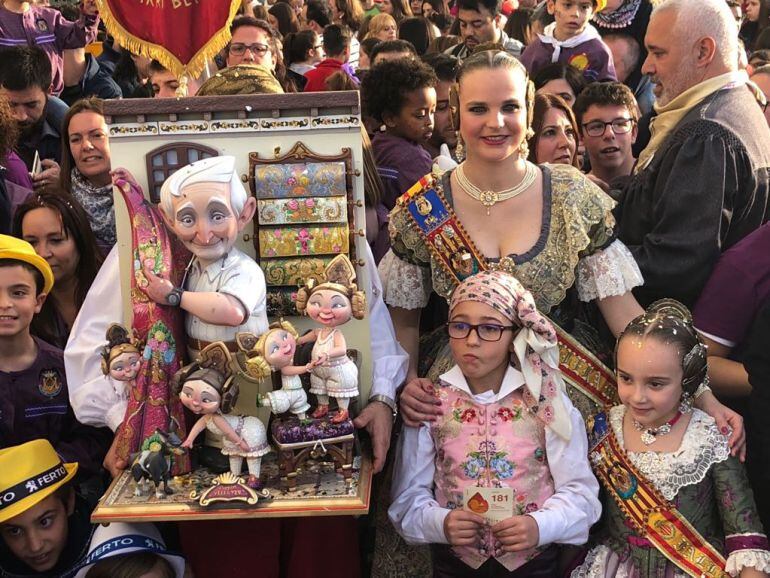 El último velluter, ninot indultat 2018 de la falla Barrio Beteró, junto a los miembros de la comisión