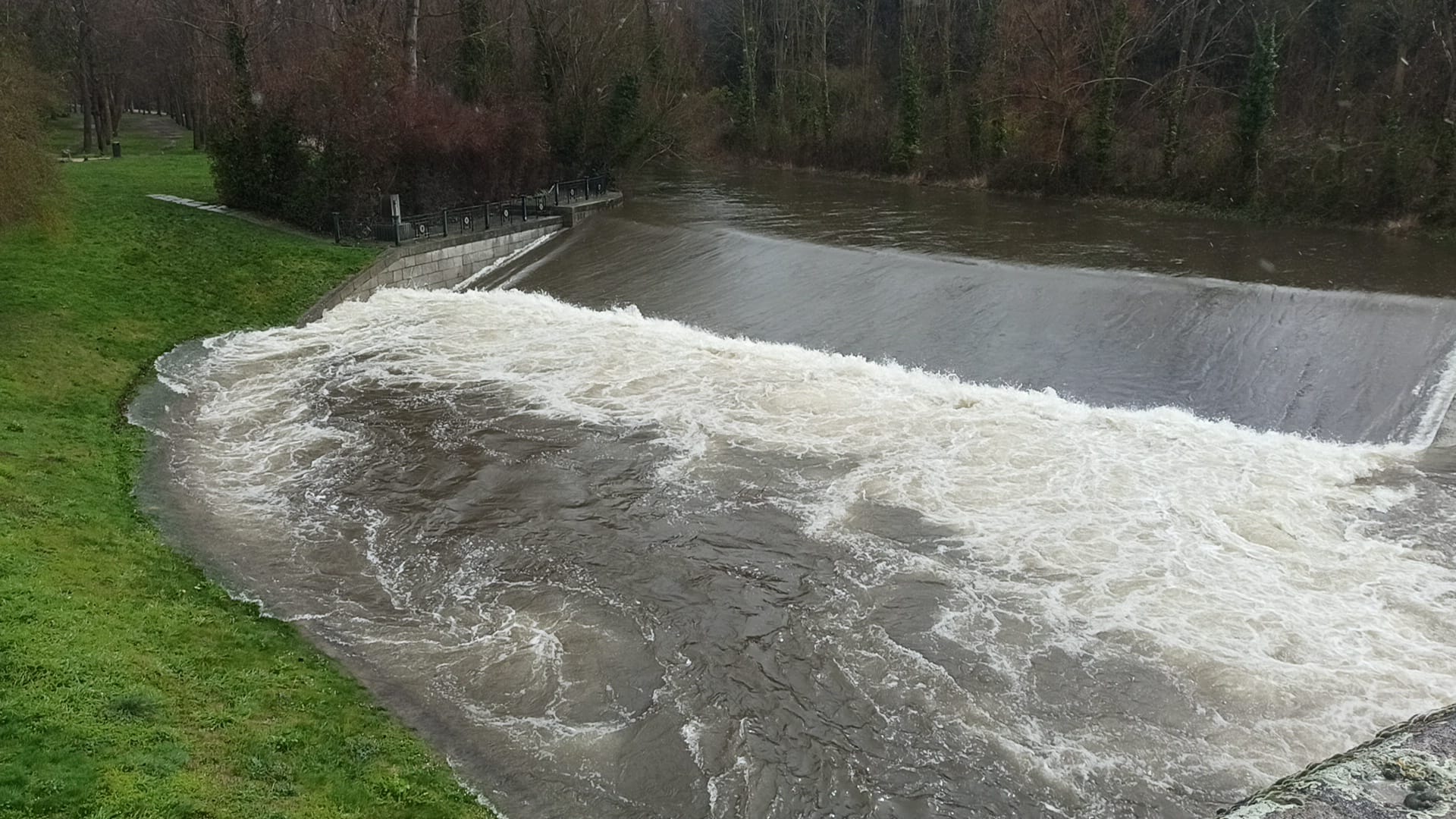 El río Eresma a su paso por Segovia capital