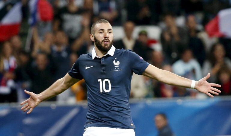 Benzema celebra su gol con Francia